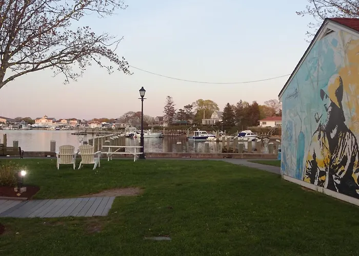 Hotel near College: Hi Hyannis Hostel